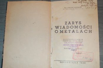 Stara książka z dedykacją lub pieczęcią biblioteczną