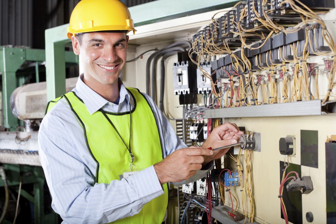 Elektryk podczas pracy przy instalacji elektrycznej