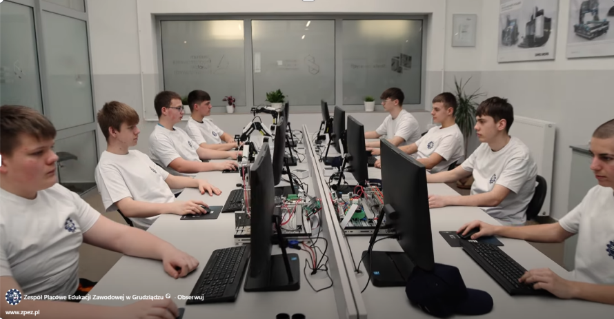 Uczniowie podczas zajęć komputerowych w pracowni technicznej
