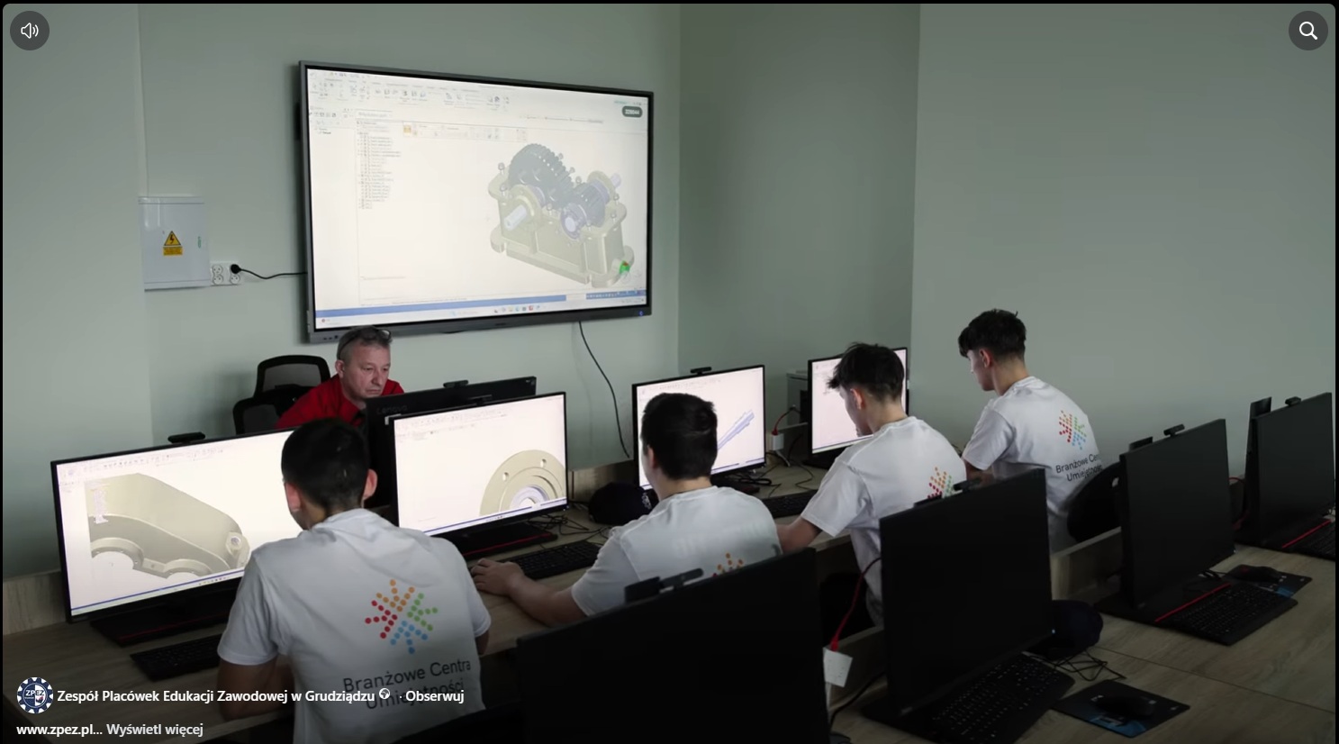 Uczniowie podczas zajęć z projektowania CAD