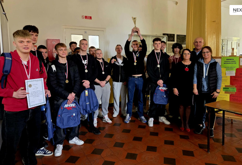 Uczniowie po konkursie z dyplomami i nagrodami