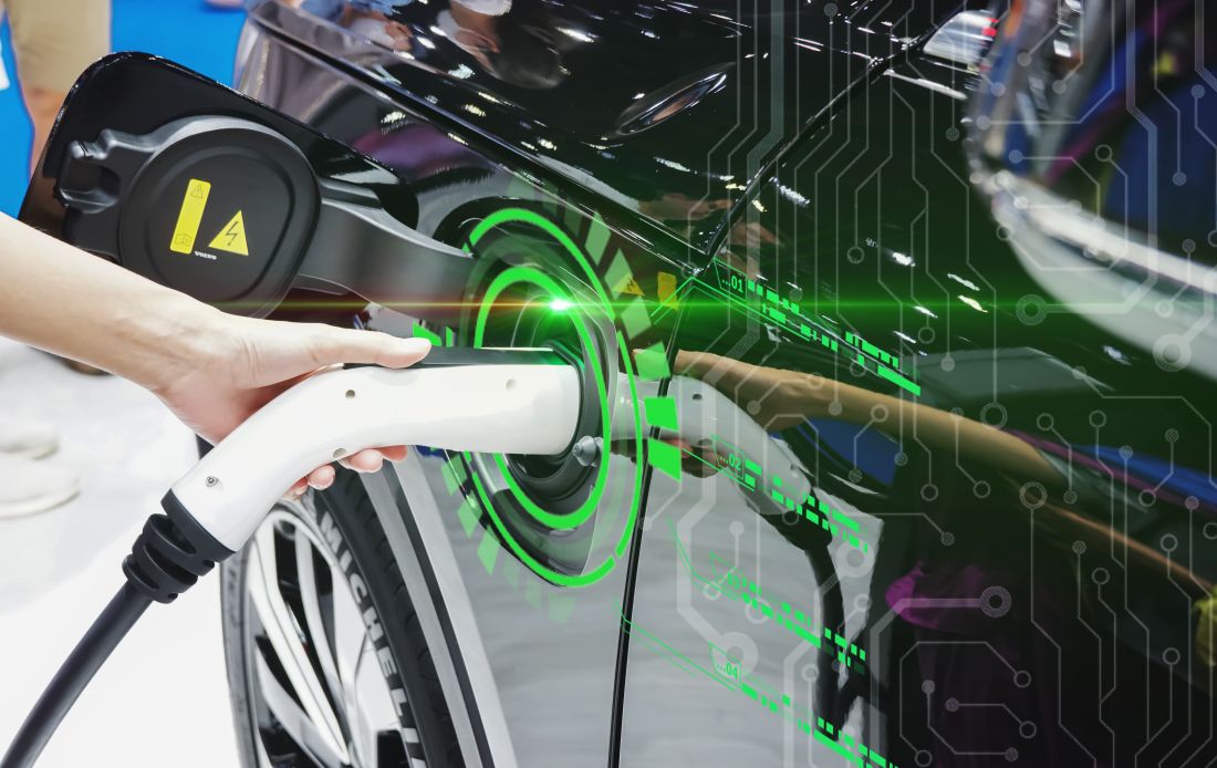Technik elektromobilności przy pojeździe elektrycznym