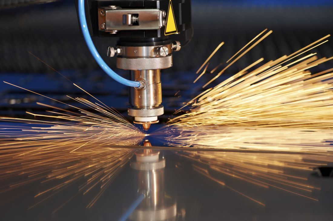 Technik mechanik podczas pracy z maszyną